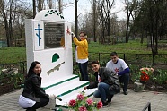 Газовики в ходе субботника отреставрировали мемориал в Аксае
